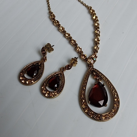 Avon Topaz Colored Teardrop Gift Set in The Box - Picture 4 of 8